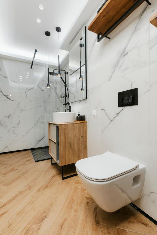 The Forest - Luxe Central Apt With Free Secured Parking Brasov Ngoại thất bức ảnh