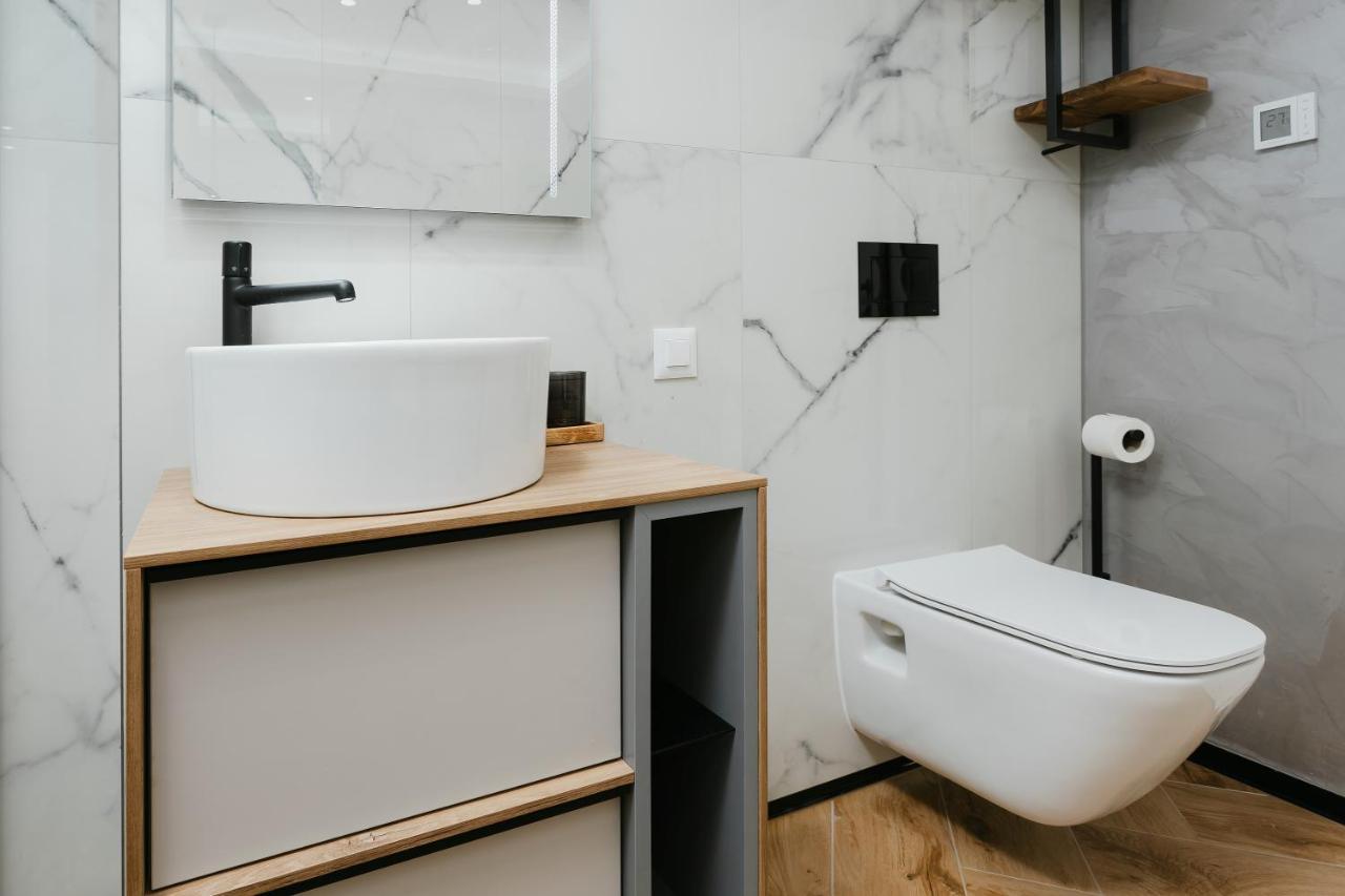 The Forest - Luxe Central Apt With Free Secured Parking Brasov Ngoại thất bức ảnh