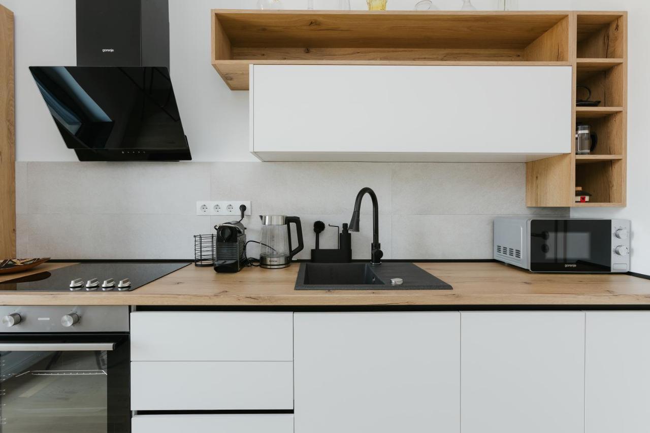 The Forest - Luxe Central Apt With Free Secured Parking Brasov Ngoại thất bức ảnh