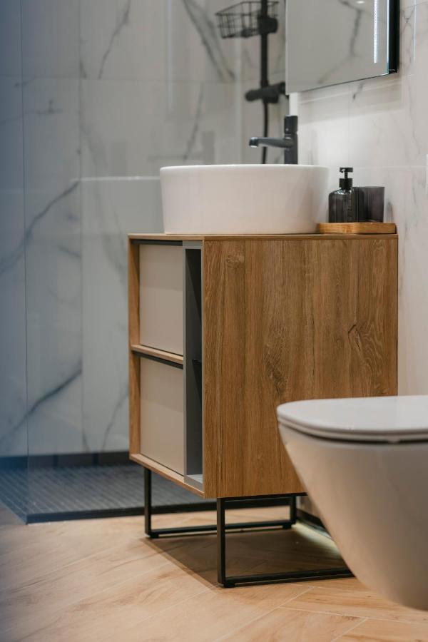 The Forest - Luxe Central Apt With Free Secured Parking Brasov Ngoại thất bức ảnh