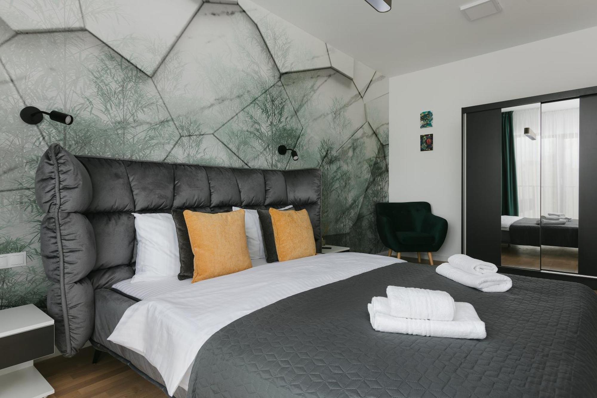 The Forest - Luxe Central Apt With Free Secured Parking Brasov Ngoại thất bức ảnh